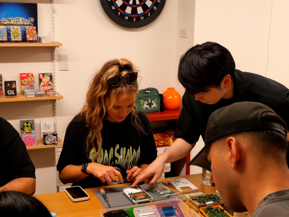Guide teaching a participant about the motherboard