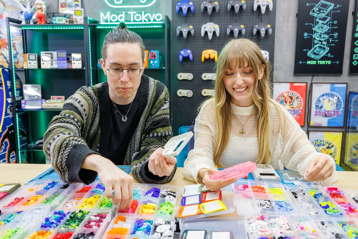 Two participants choosing shell and button colors for their builds
